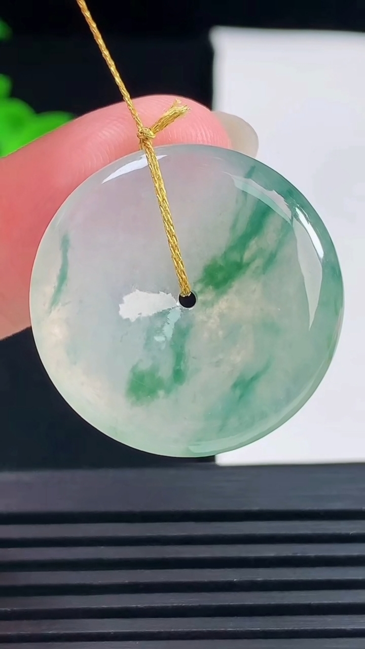天然A货翡翠冰种飘花平安扣吊坠，尺寸26-4.8 重量:7.30g
6月14日