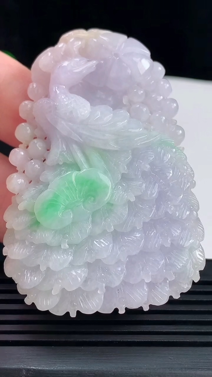 天然A货翡翠春带彩 紫罗兰凤凰吊坠，尺寸66-44.5-11 重量:58.46g
6月14日