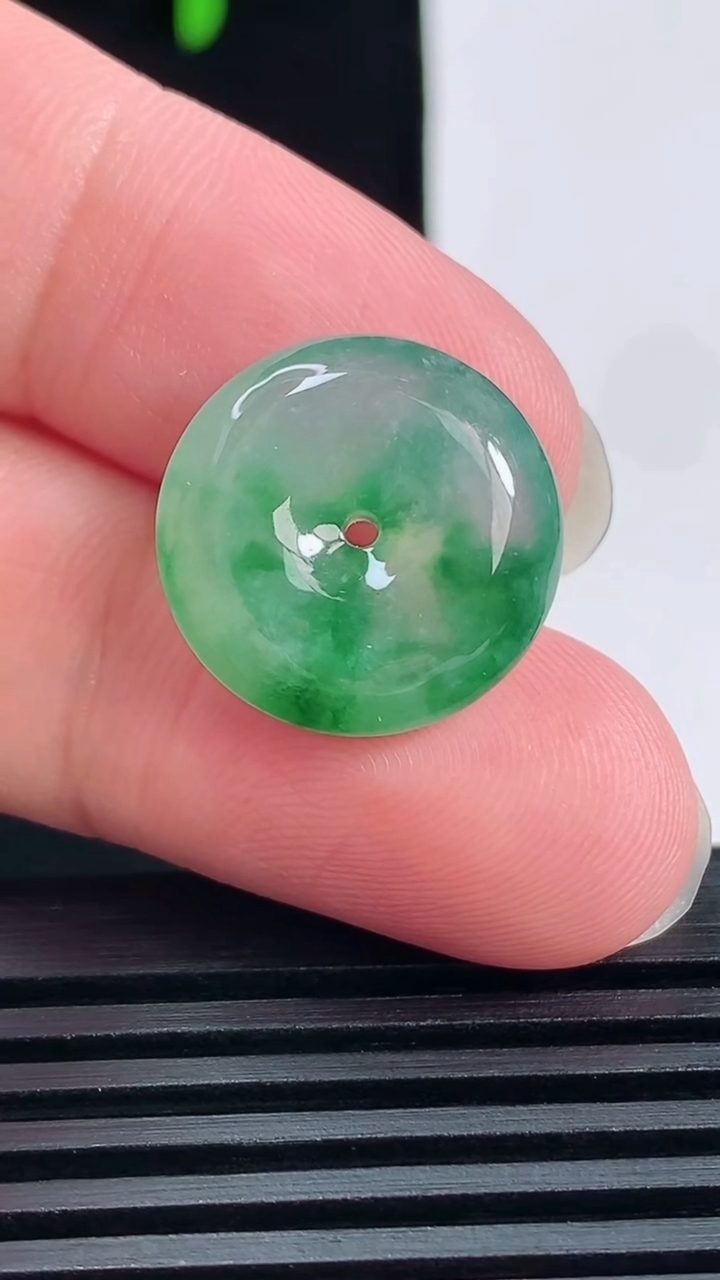 天然A货翡翠冰种飘花平安扣吊坠，尺寸17.6-5.8 重量:3.60g
6月14日