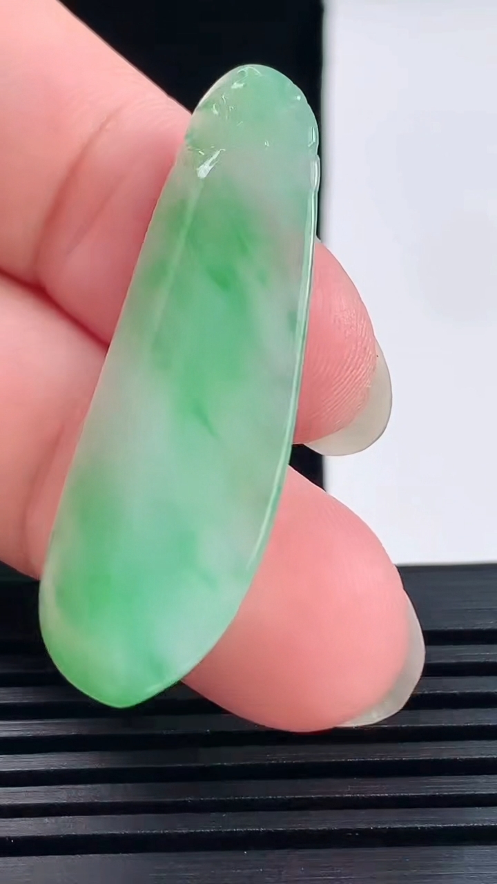 天然A货翡翠福瓜吊坠，尺寸43.5-15-3.8 重量:4.76g
6月14日