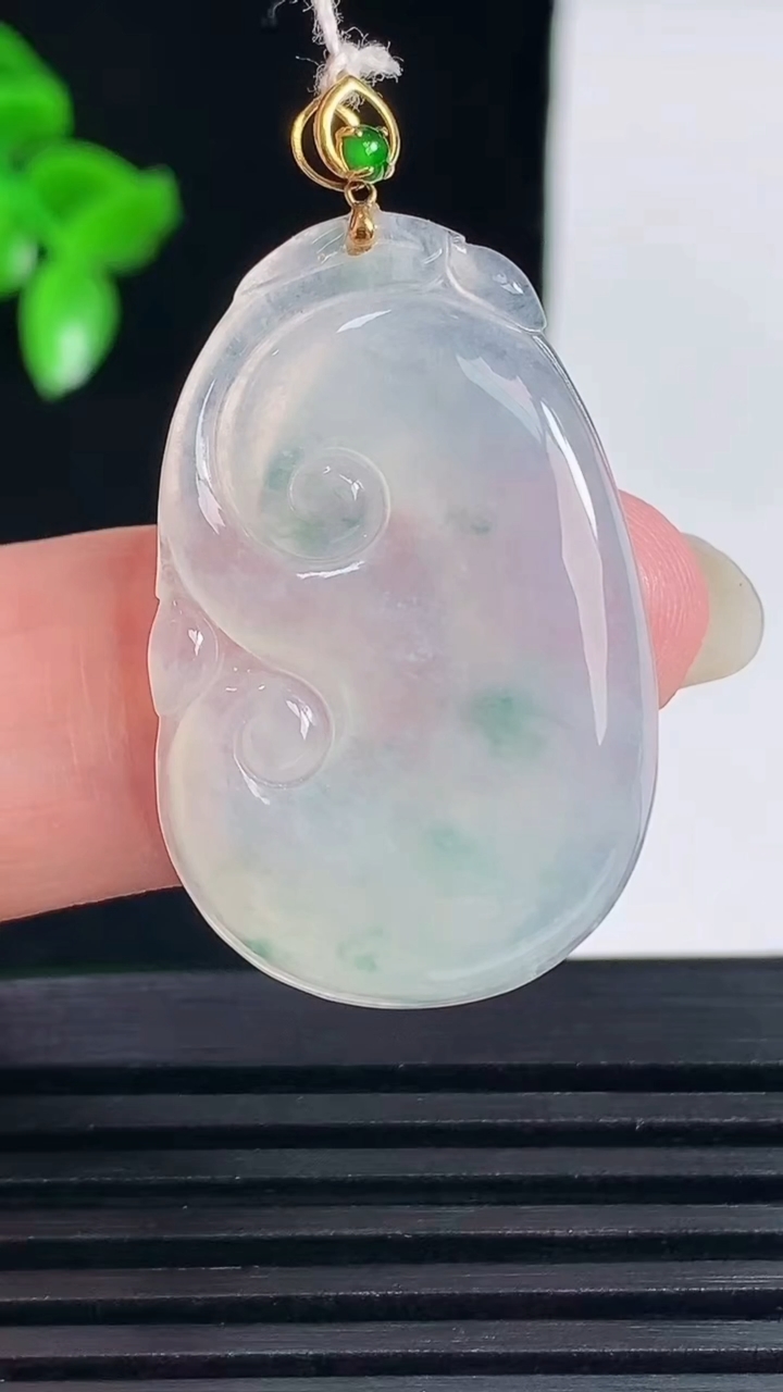 天然A货翡翠种飘花如意吊坠，尺寸31-19.7-3.3重量:4.65g
6月14日