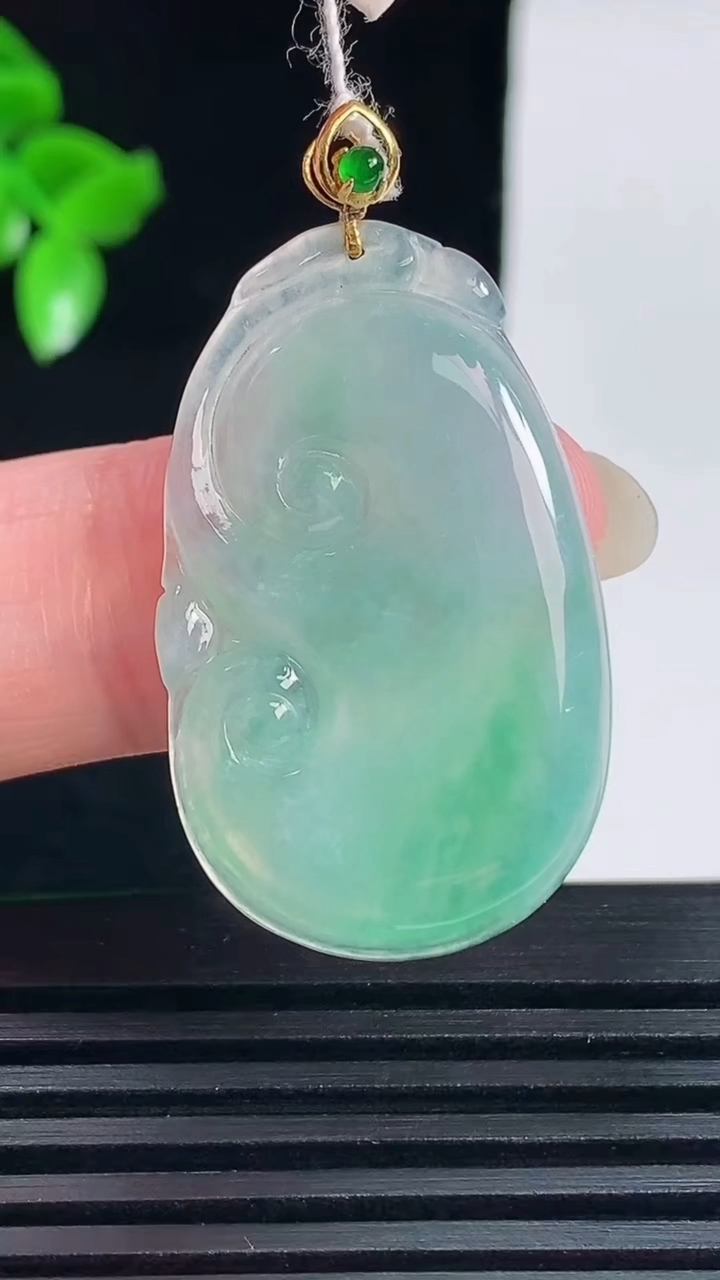 天然A货翡翠如意吊坠，尺寸33-20-3.4重量:5.09g
6月14日
