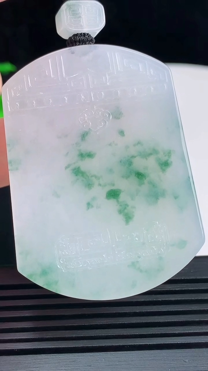 天然A货翡翠种飘花佛仿古无事牌吊坠，尺寸54-40-6 重量:41.78g
6月14日
