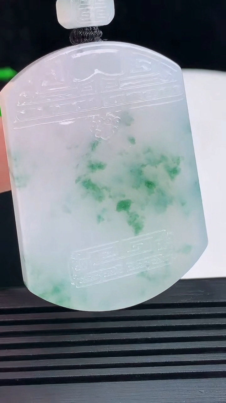 天然A货翡翠种飘花佛仿古无事牌吊坠，尺寸54-40-6 重量:41.78g
6月14日