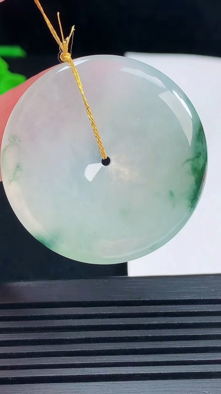 天然A货翡翠飘花平安扣吊坠，尺寸38-5 重量:16.09g
6月14日