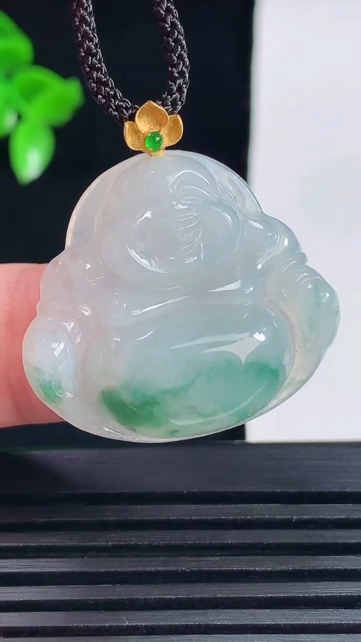 天然A货翡翠种飘花佛公吊坠，尺寸25.5-29-5.6重量:6.63g
6月14日