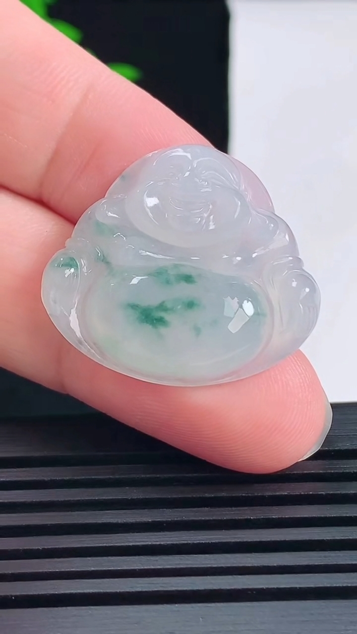 天然A货翡翠冰种飘花佛公吊坠，尺寸25.5-29-5.5 重量:6.40g
6月14日