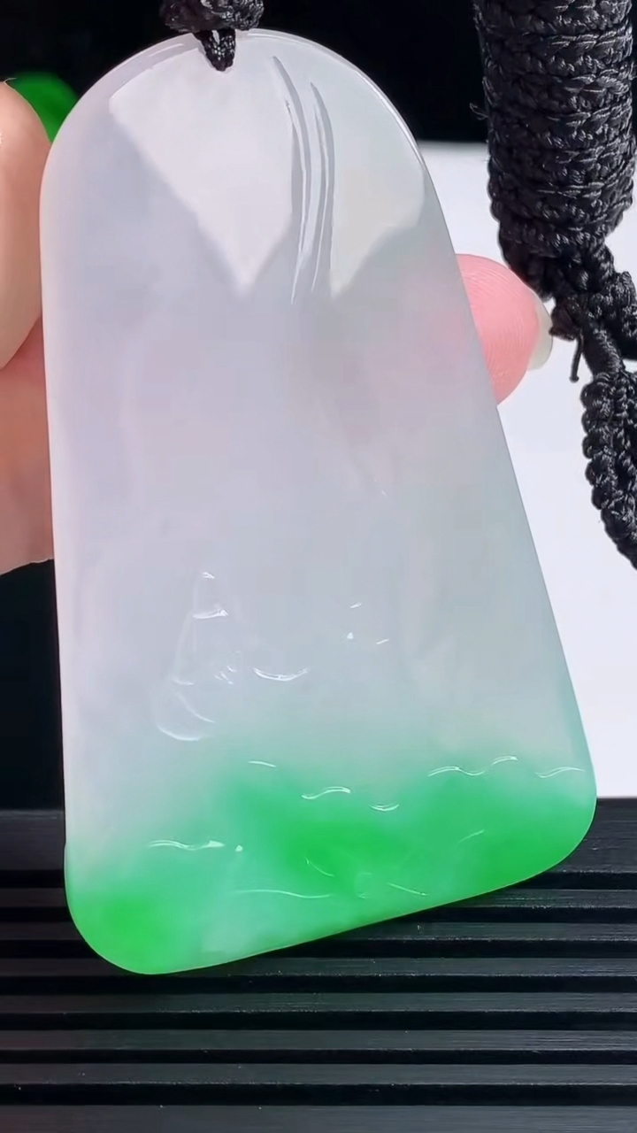 天然A货翡翠大势至菩萨吊坠，尺寸60.5-38.5-5 重量:25.87g
6月14日
