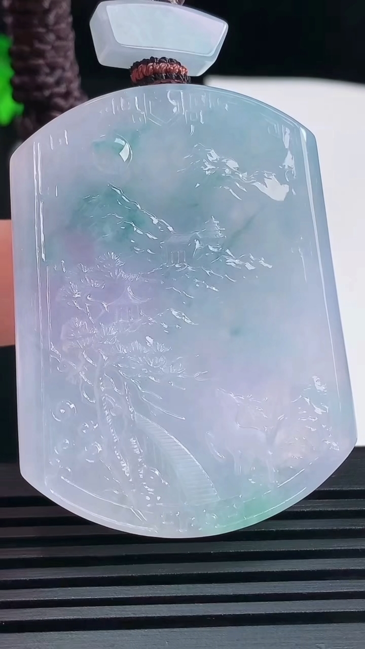 天然A货翡翠种紫罗兰 飘花山水牌吊坠，尺寸52.6-40-6 重量:40.90g
6月14日