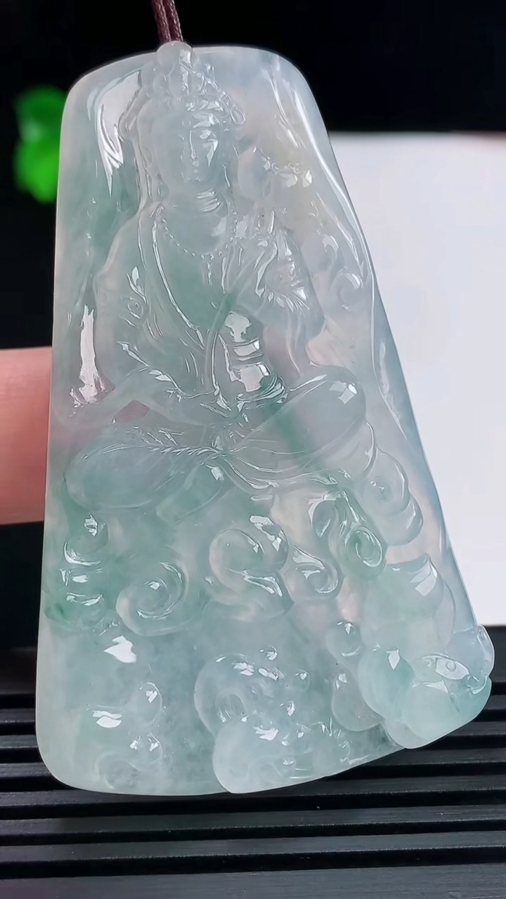 天然A货翡翠飘花大势至菩萨吊坠，尺寸62.5-39-6 重量:29.50g
6月14日