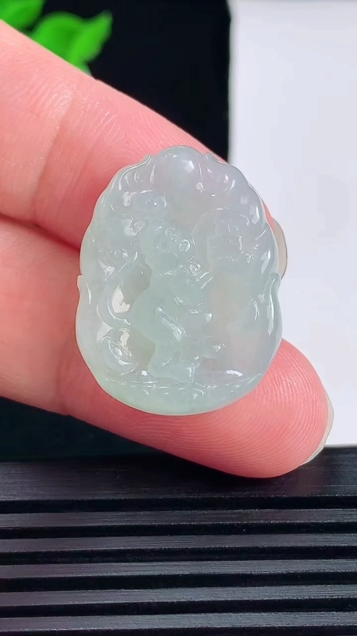 天然A货翡翠生肖猴吊坠，尺寸26.5-20.3-5.2重量:6.92g
6月14日