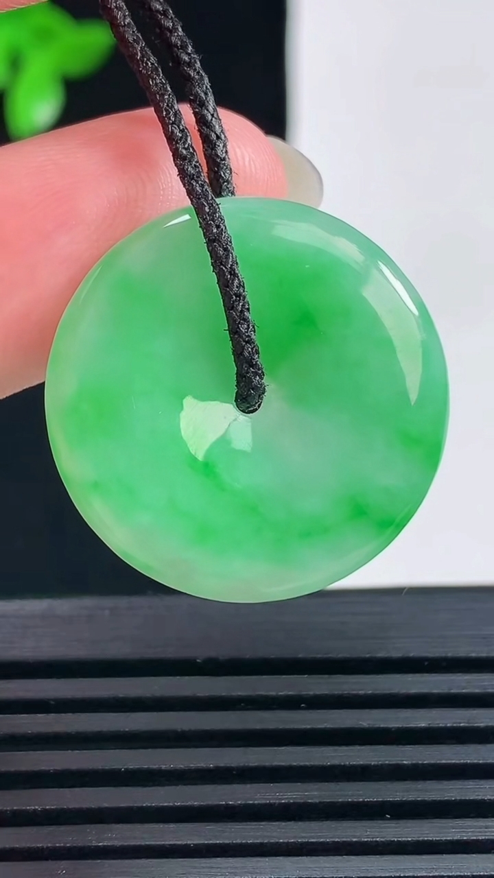 天然A货翡翠平安扣吊坠，尺寸24.8-4 重量:5.48g
6月14日