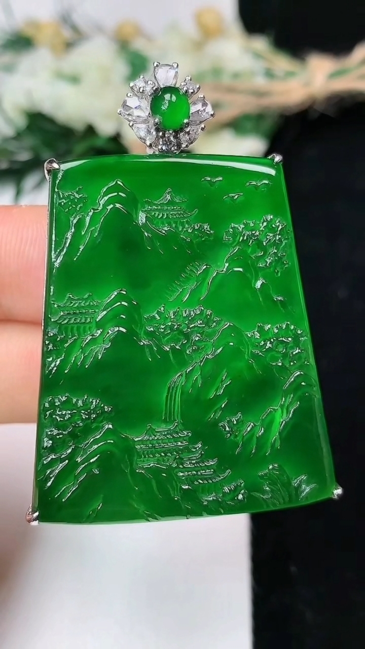 天然A货翡翠山水牌吊坠，尺寸38-31.7-7，重量:14.14g
6月14日