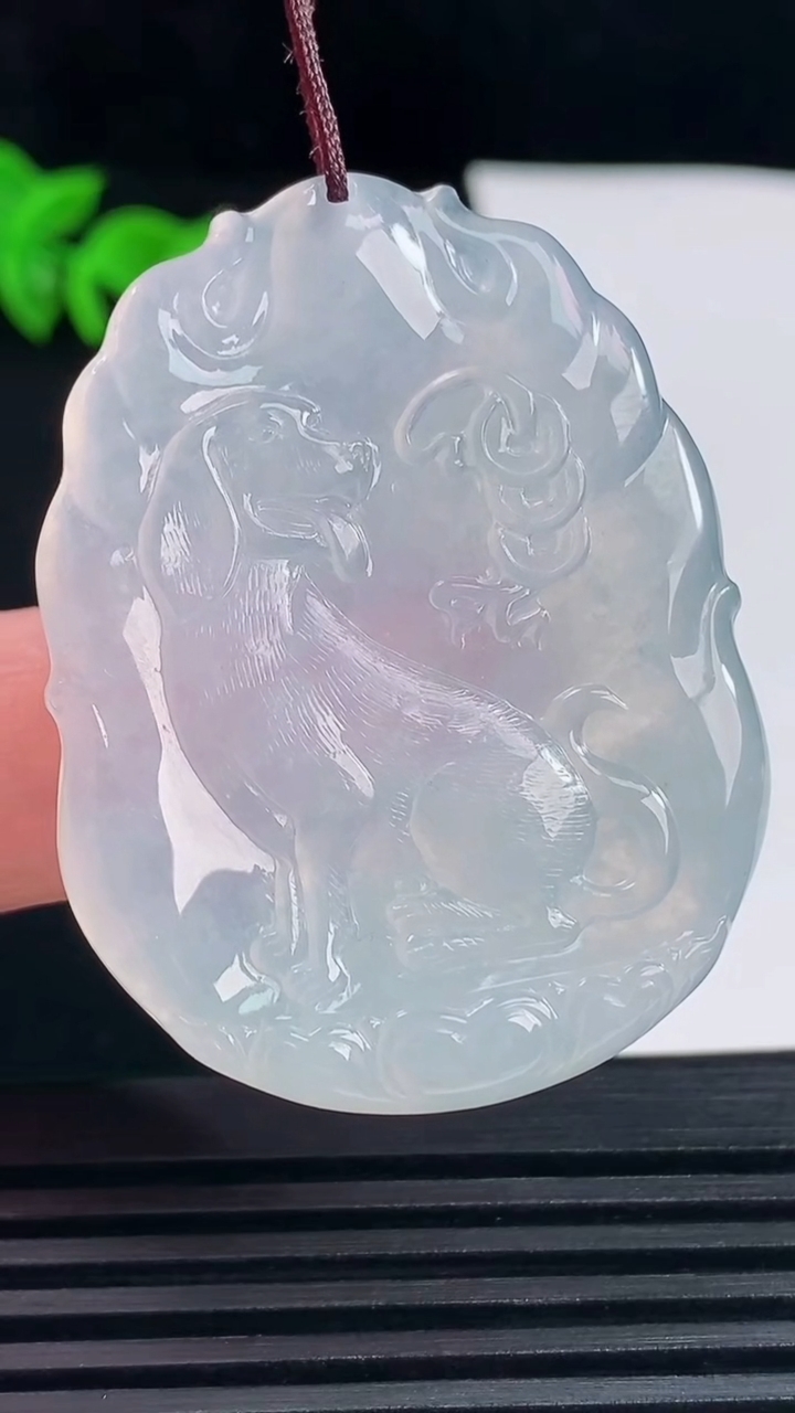 天然A货翡翠生肖狗牌吊坠，尺寸45-35-4.2重量:16.93g
6月14日