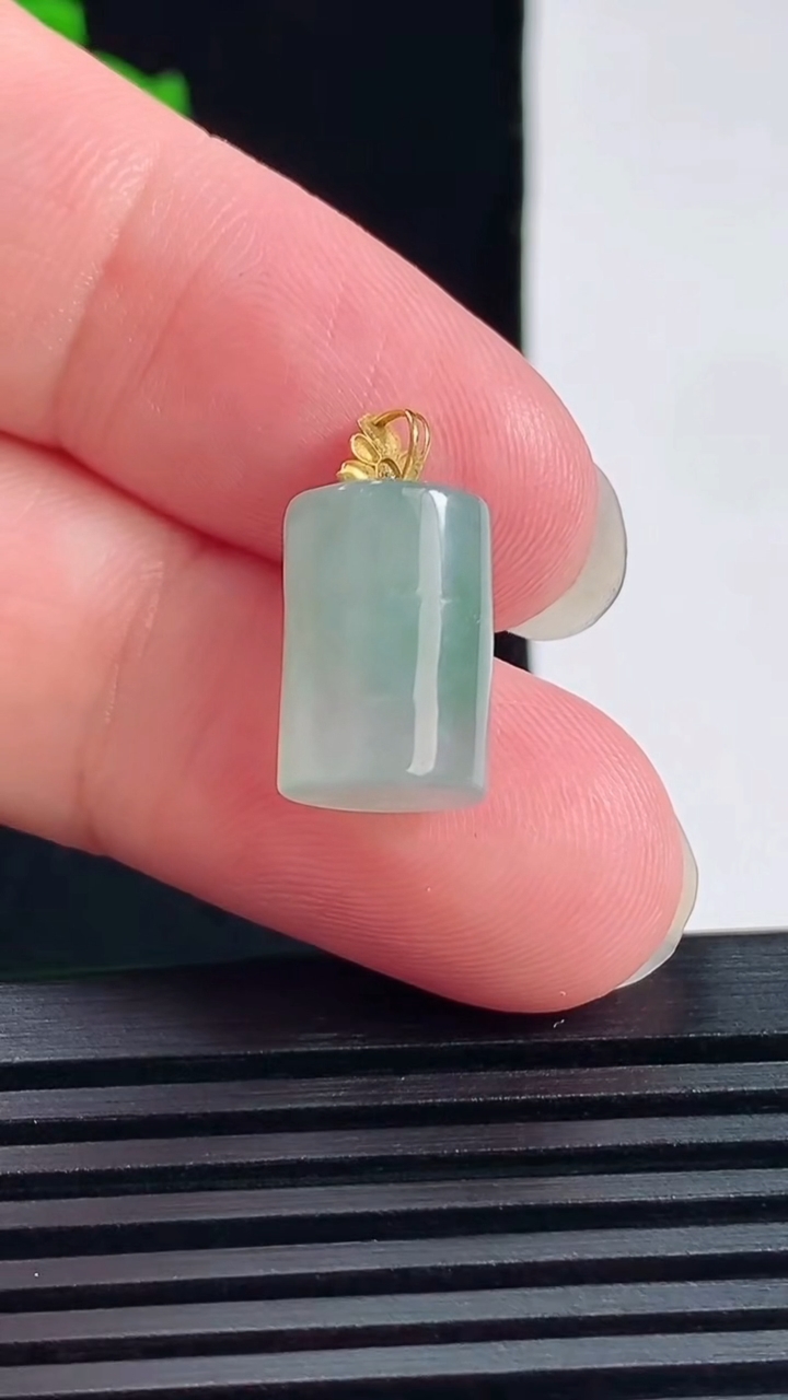天然A货翡翠种飘花路路通吊坠，尺寸13-9重量:3.05g
6月14日