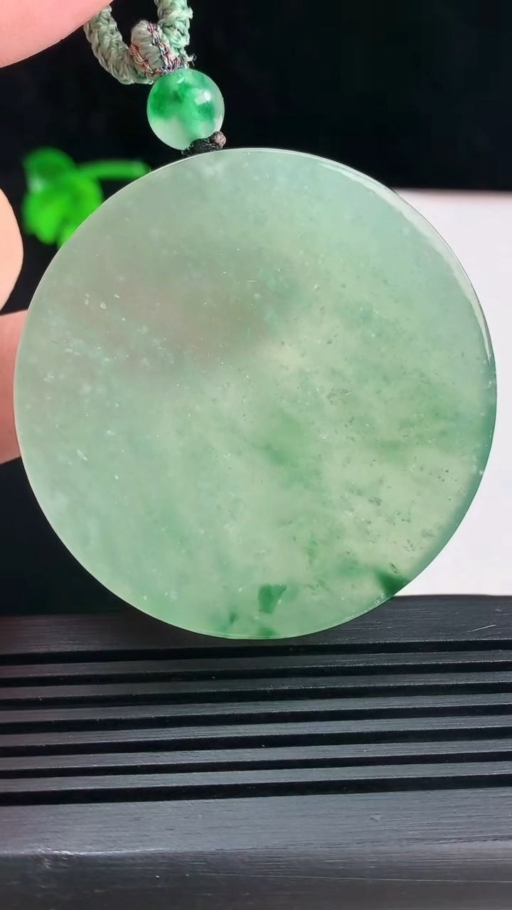 天然A货翡翠种飘花无事牌吊坠，尺寸51.5-5.2 重量:39.36g
6月14日