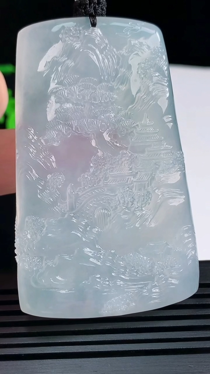 天然A货翡翠种白冰山水牌吊坠，尺寸67-41-5.2 重量:44.55g
6月14日