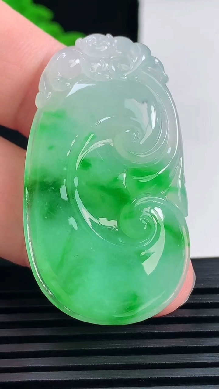 天然A货翡翠如意吊坠，尺寸47-26-7 重量:15.86g
6月14日