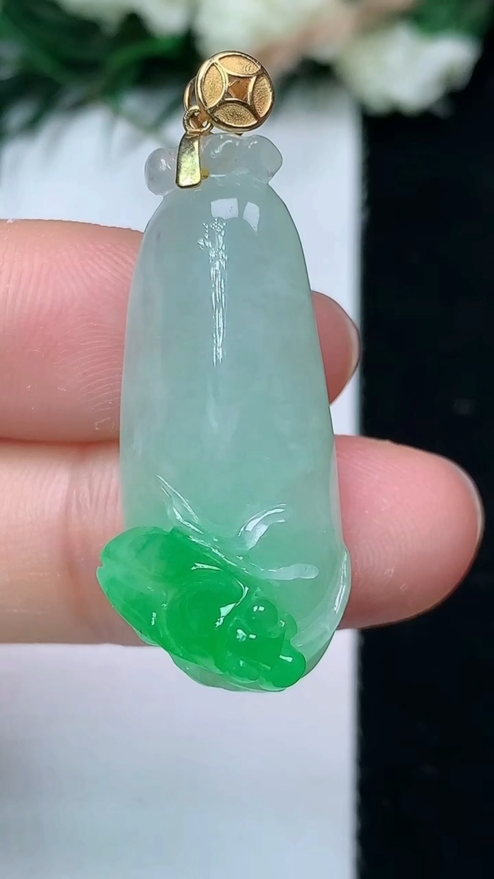 天然A货翡翠福瓜吊坠，尺寸32.7-14.7-10.3，重量:6.18g
6月14日