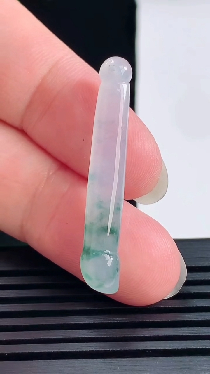 天然A货翡翠冰种飘花毛笔吊坠，尺寸38.6-6.2 重量:2.84g
6月14日