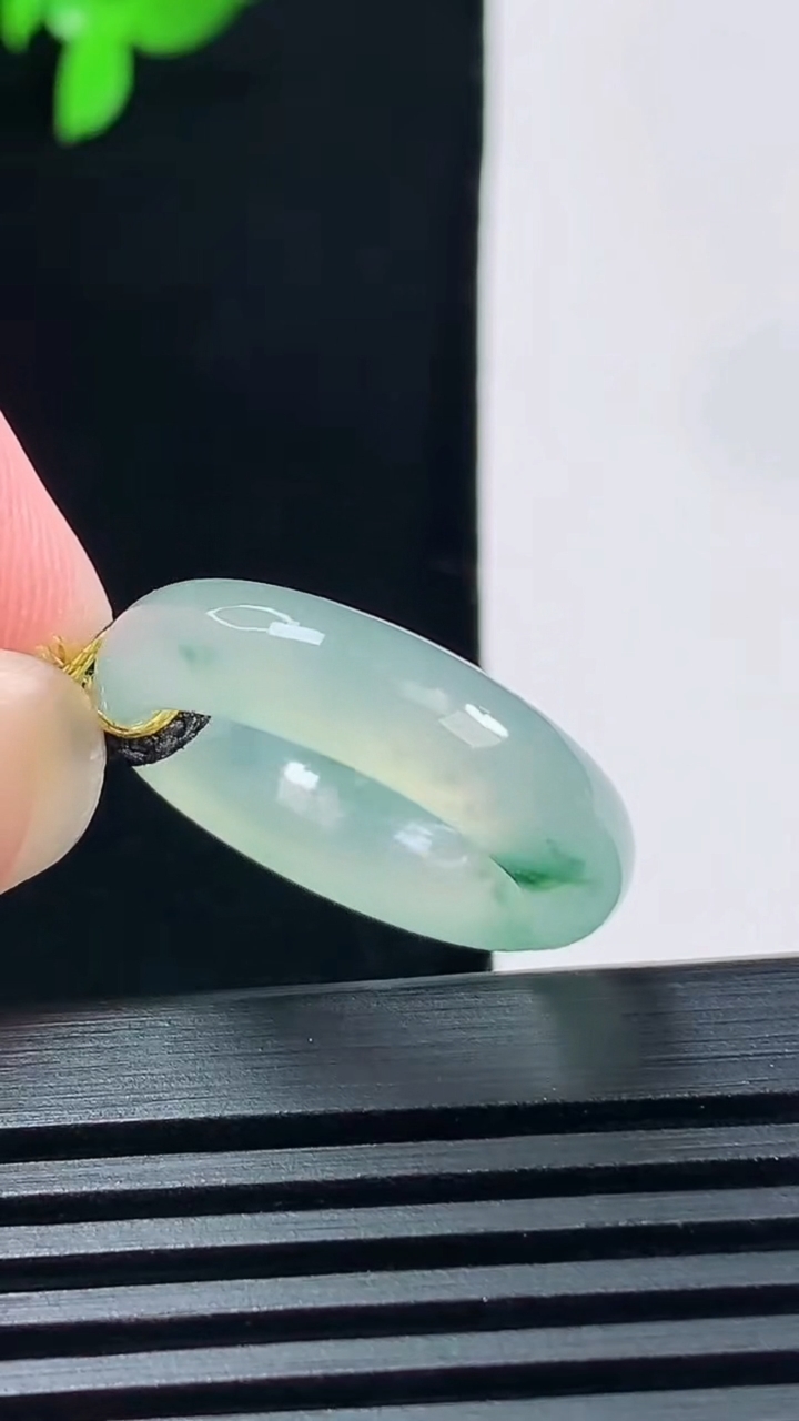 天然A货翡翠冰种飘花玉指环 戒指，尺寸16.6-5.6-3.8 重量:3.87g2026年6月14日
工厂直销收藏佳品,种好水足，色泽均匀，有种有色，上手高大气！
