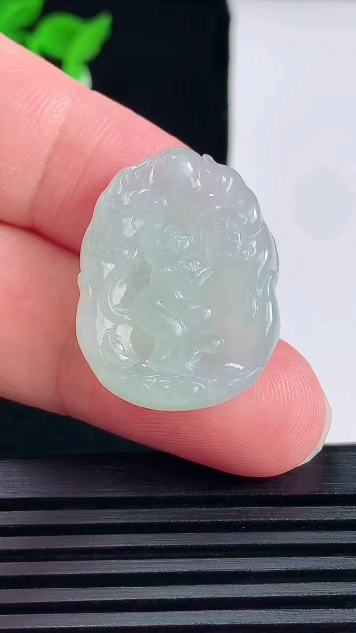 天然A货翡翠生肖猴吊坠，尺寸26.5-20.3-5.2重量:6.92g
6月14日