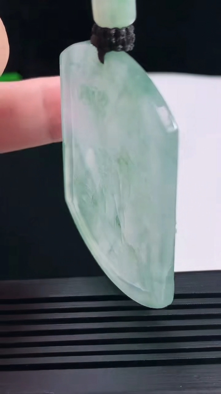 天然A货翡翠山水牌吊坠，尺寸56-43-5.2 重量:31.38g
6月14日