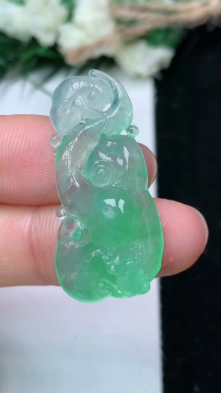 天然A货翡翠如意吊坠，尺寸32.8-15.4-8.2，重量:4.27g
6月14日