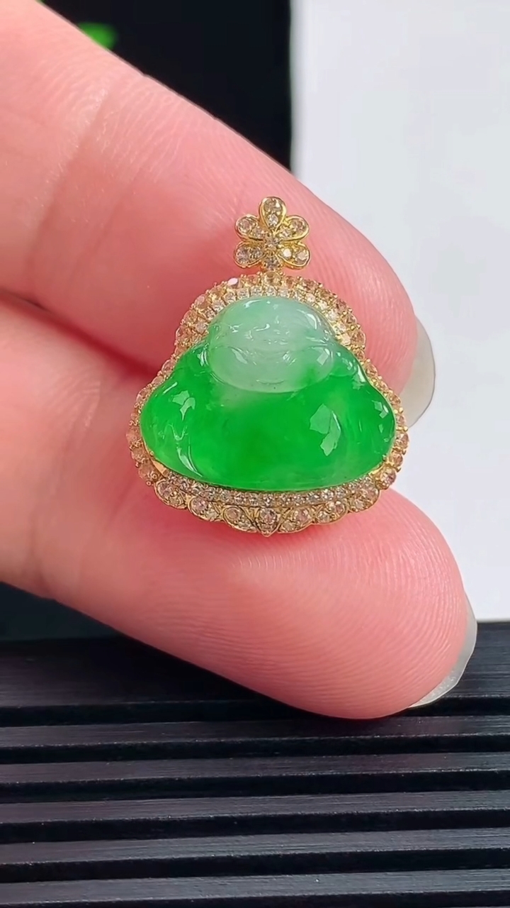 天然A货翡翠佛公吊坠，尺寸21-17.6-6，裸石12-15.5 重量:2.00g
6月14日