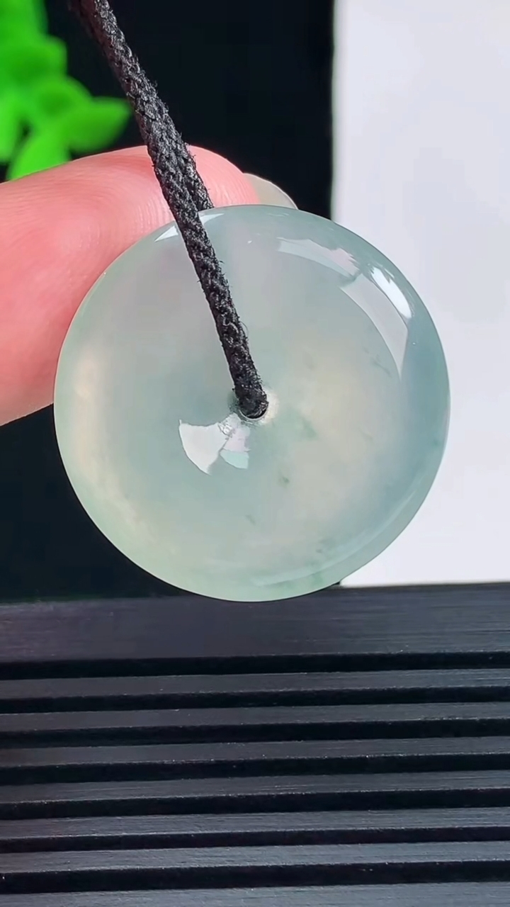 天然A货翡翠冰种飘花平安扣吊坠，尺寸25-4.2 重量:5.67g
6月14日