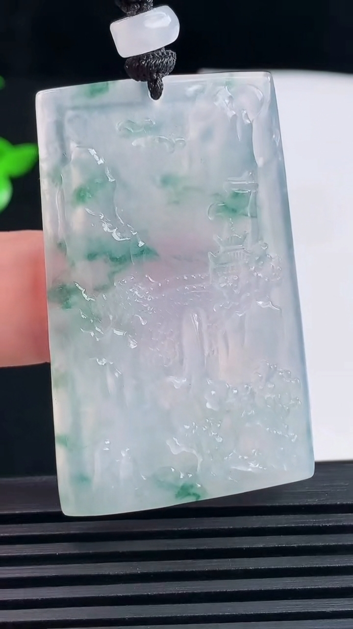 天然A货翡翠种飘花山水牌吊坠，尺寸48.5-30.5-5.5 重量:20.41g
6月14日