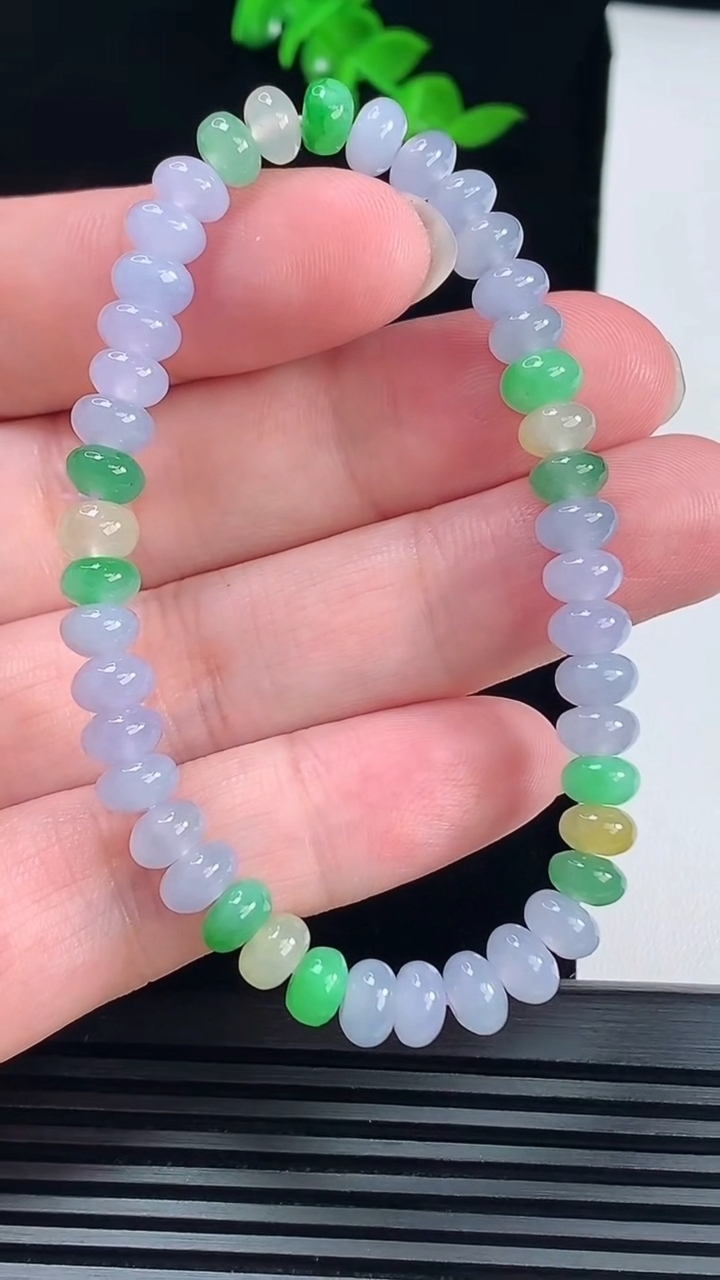 天然A货翡翠三彩算盘珠手串，尺寸6.6-3.2 重量:14.04g6月14日
工厂直销收藏佳品,种好水足，色泽均匀，有种有色，上手高大气！
