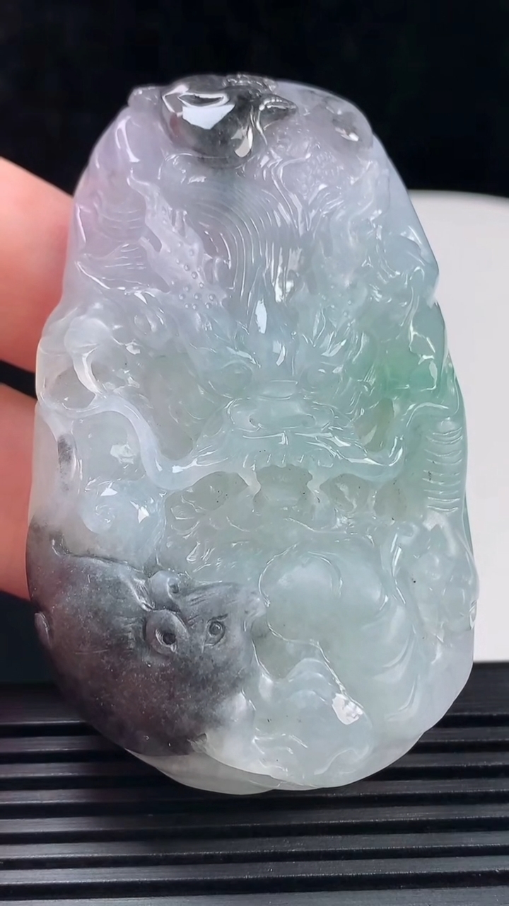 天然A货翡翠紫罗兰 飘花龙牌吊坠，尺寸69-43-11.6重量:76.09g
6月14日