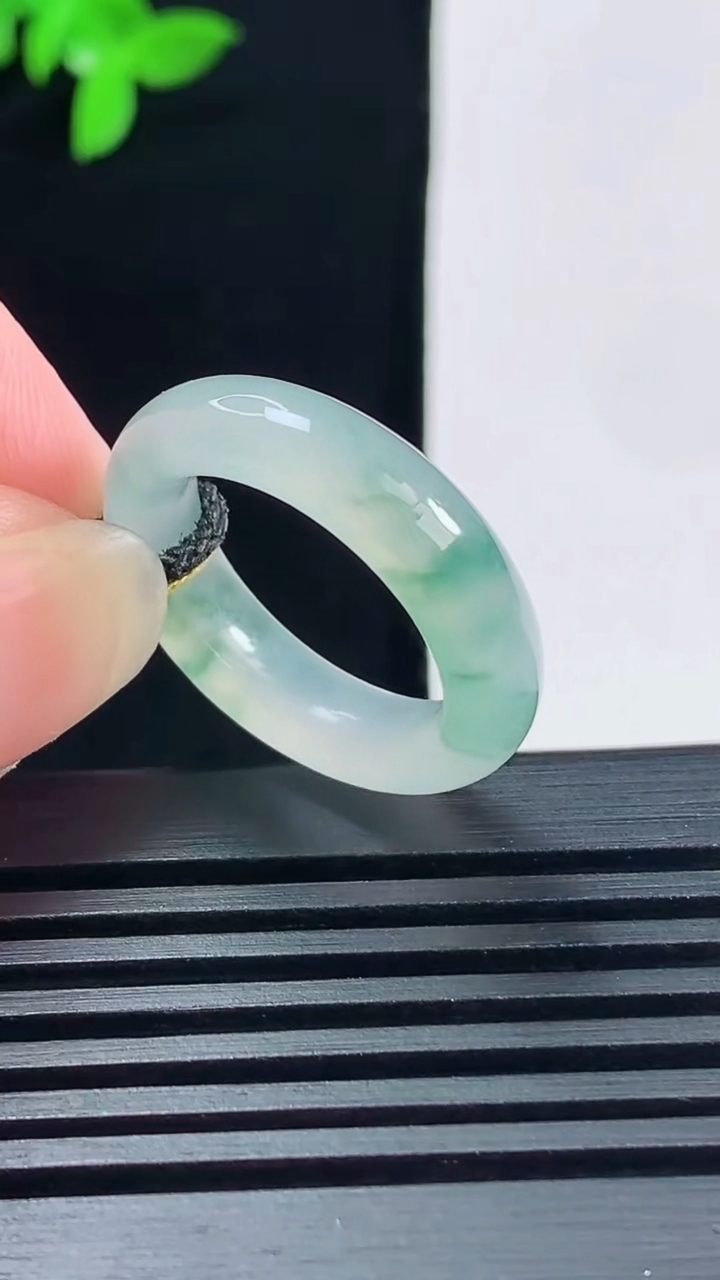 天然A货翡翠冰种飘花玉指环 戒指，尺寸17.3-5.8-3.6 重量:4.00g2026年6月14日
工厂直销收藏佳品,种好水足，色泽均匀，有种有色，上手高大气！