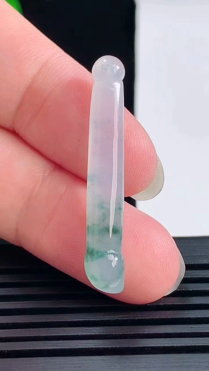 天然A货翡翠冰种飘花毛笔吊坠，尺寸38.6-6.2 重量:2.84g
6月14日