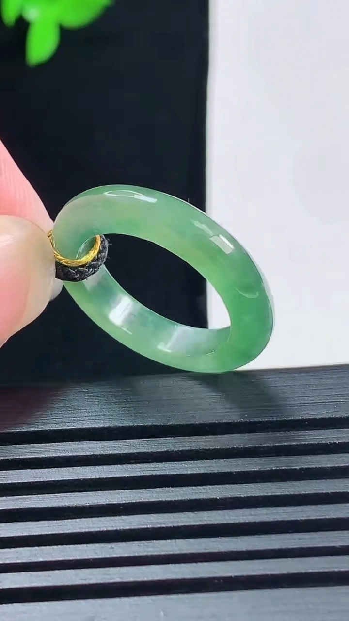 天然A货翡翠玉指环 戒指，尺寸17-4.2-3.5 重量:2.94g2026年6月14日
工厂直销收藏佳品,种好水足，色泽均匀，有种有色，上手高大气！
