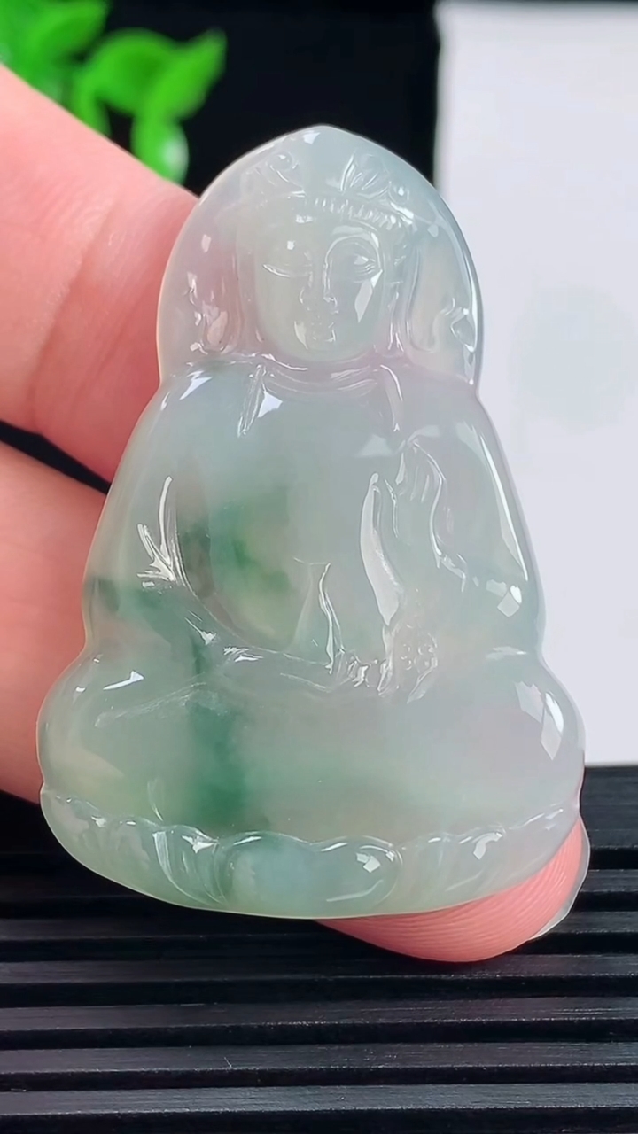 天然A货翡翠冰种飘花度母观音菩萨吊坠，尺寸44-29.6-3.5重量:8.89g
6月14日