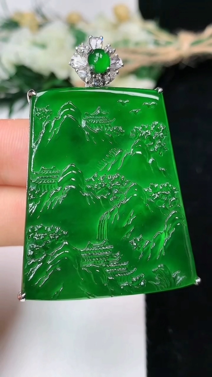 天然A货翡翠山水牌吊坠，尺寸38-31.7-7，重量:14.14g
6月14日