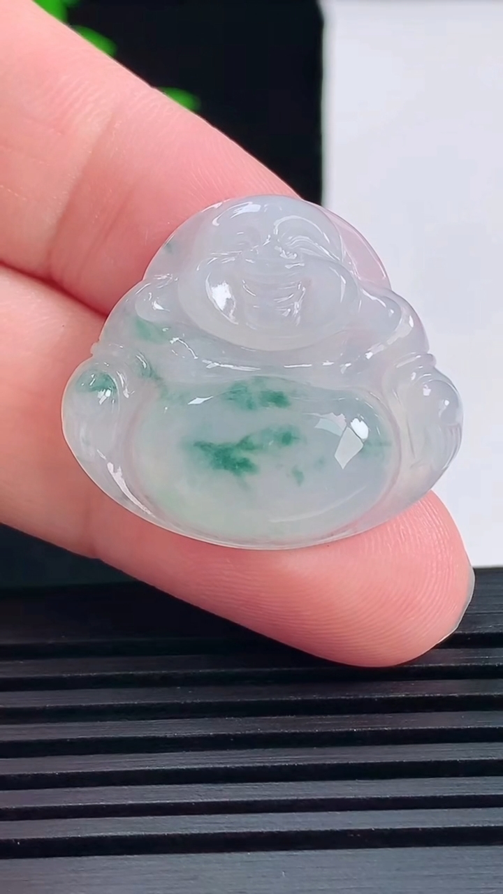 天然A货翡翠冰种飘花佛公吊坠，尺寸25.5-29-5.5 重量:6.40g
6月14日