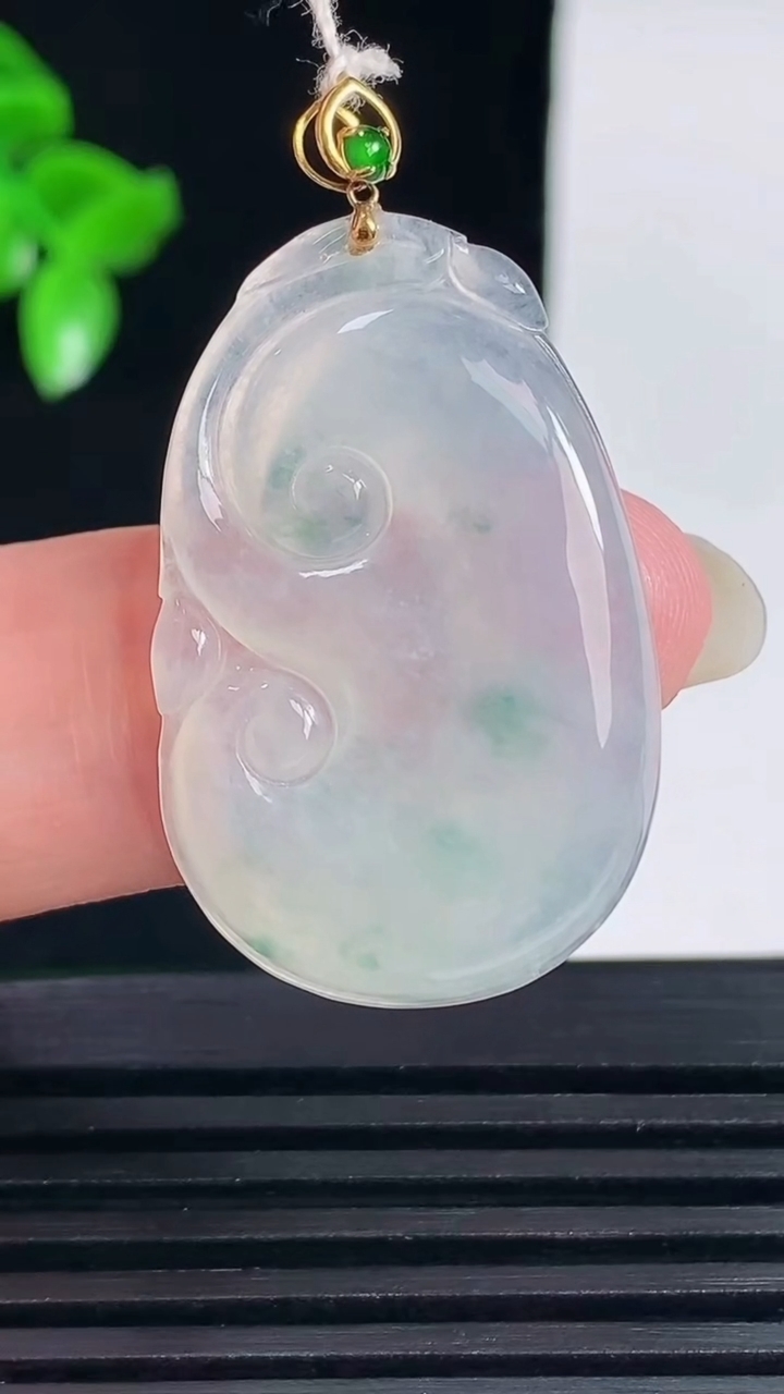 天然A货翡翠种飘花如意吊坠，尺寸31-19.7-3.3重量:4.65g
6月14日