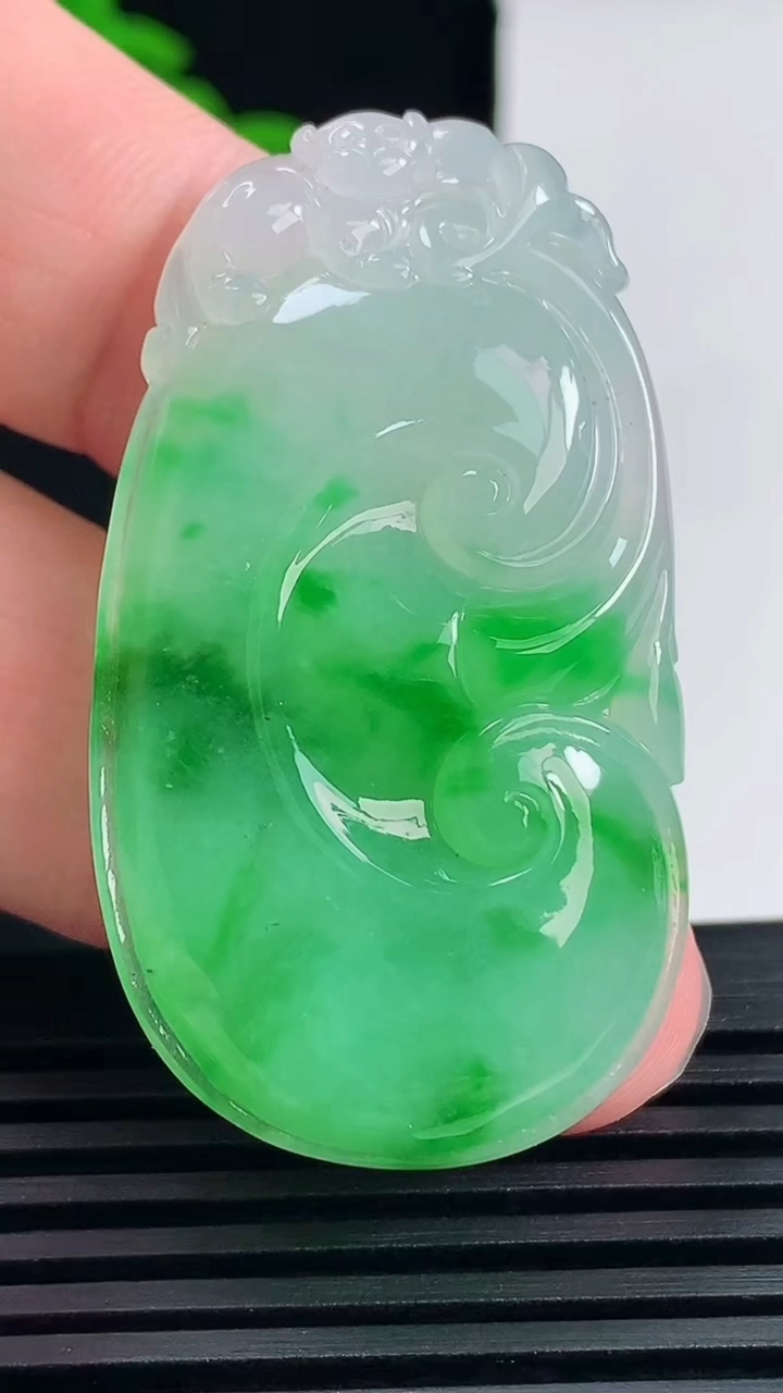 天然A货翡翠如意吊坠，尺寸47-26-7 重量:15.86g
6月14日