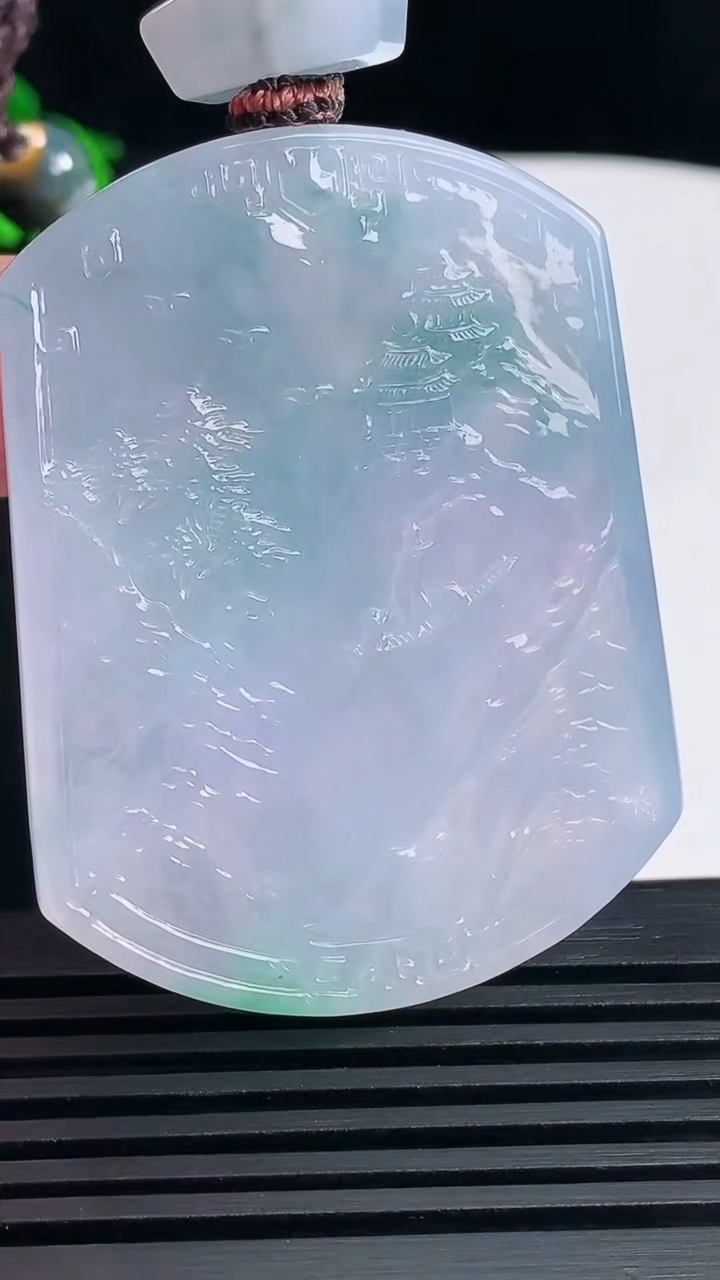天然A货翡翠种紫罗兰 飘花山水牌吊坠，尺寸52.6-40-6 重量:40.90g
6月14日