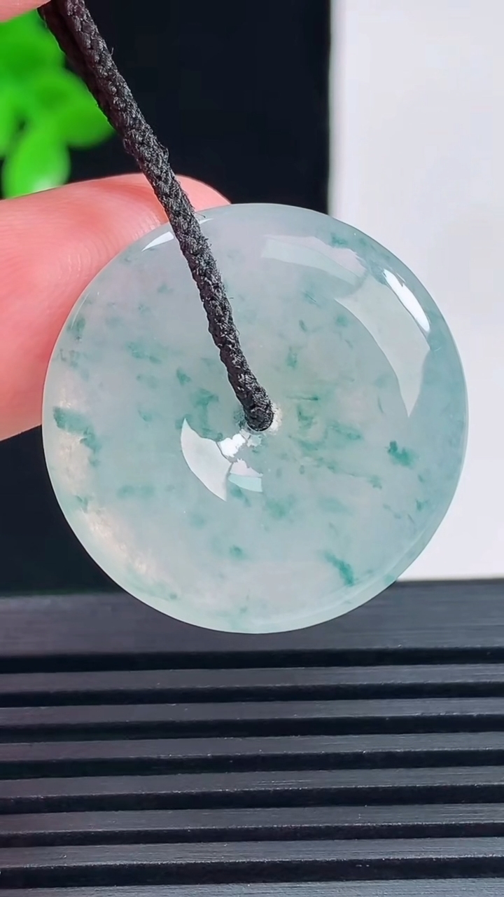 天然A货翡翠冰种飘花平安扣吊坠，尺寸26.5-4.5 重量:6.68g
6月14日