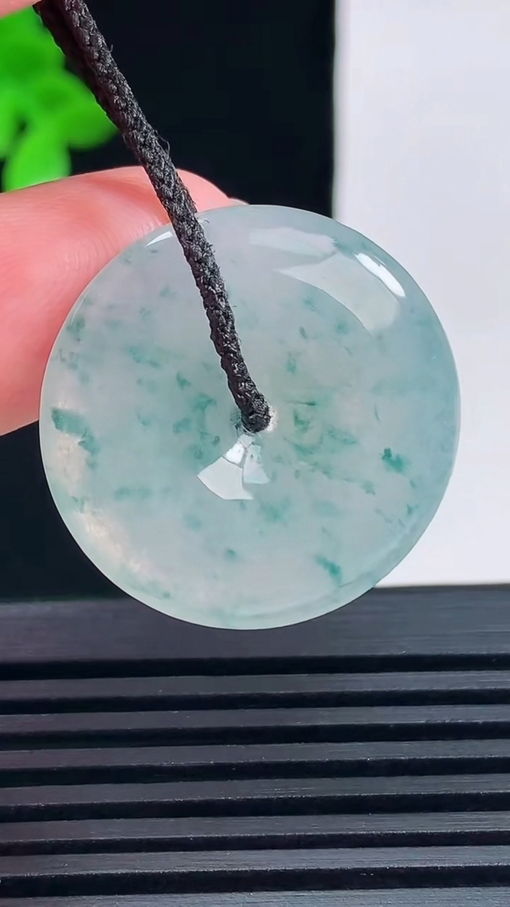 天然A货翡翠冰种飘花平安扣吊坠，尺寸26.5-4.5 重量:6.68g
6月14日
