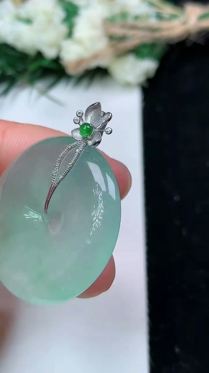 天然A货翡翠平安扣吊坠，尺寸28.4-5.5，重量:9.23g
6月14日