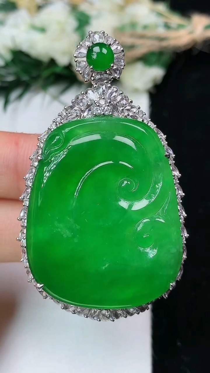 天然A货翡翠如意吊坠，尺寸51-30.7-11，裸石32.6-26.7，重量:16.68g
6月14日