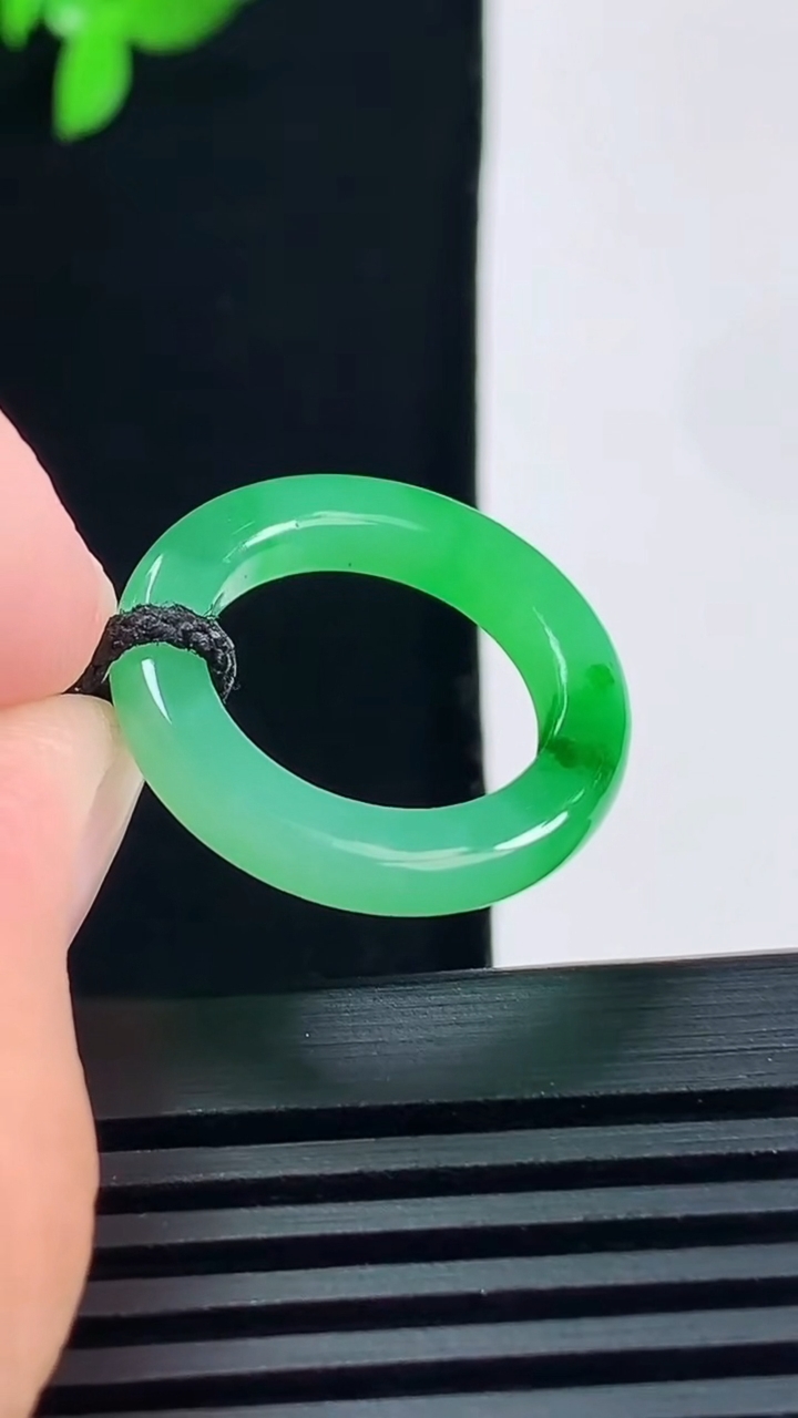 天然A货翡翠玉指环 戒指，尺寸14.8-3.5-3.5 重量:2.26g2026年6月14日
工厂直销收藏佳品,种好水足，色泽均匀，有种有色，上手高大气！