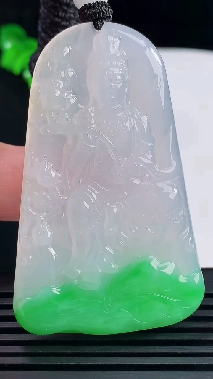 天然A货翡翠大势至菩萨吊坠，尺寸60.5-38.5-5 重量:25.87g
6月14日