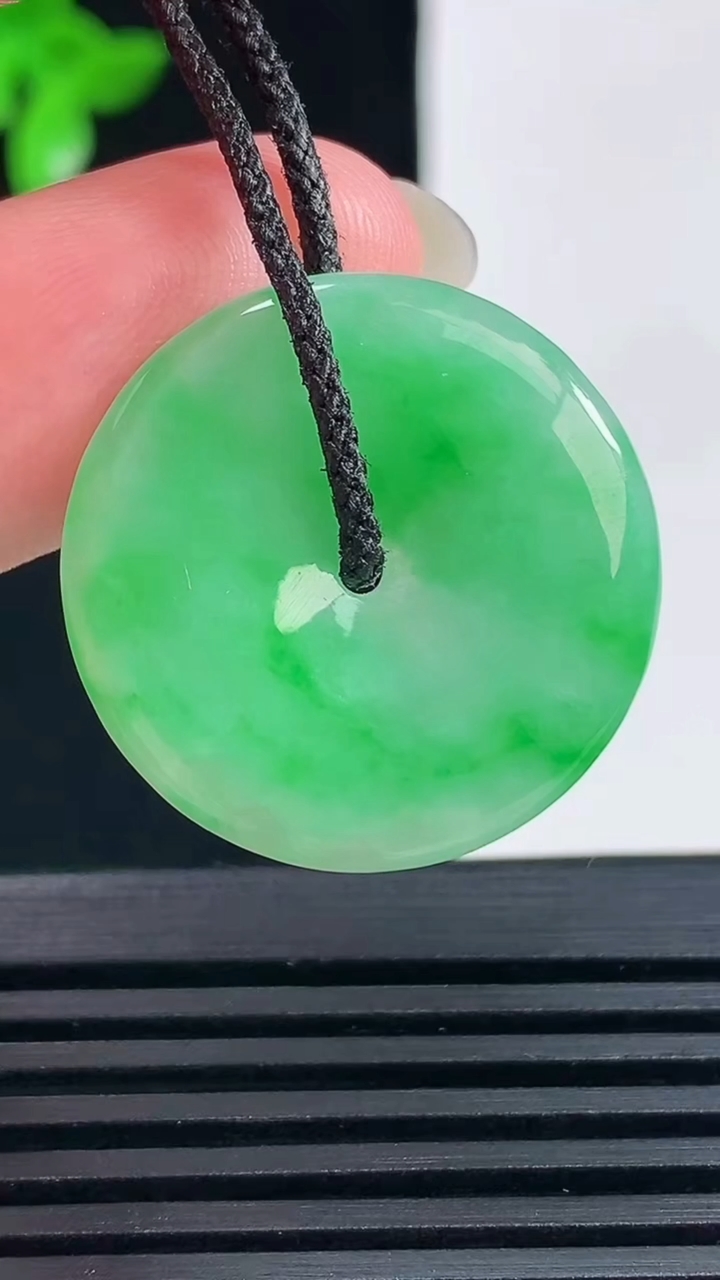 天然A货翡翠平安扣吊坠，尺寸24.8-4 重量:5.48g
6月14日