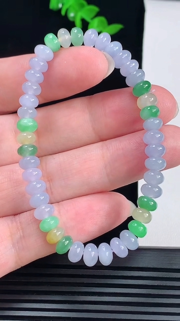 天然A货翡翠三彩算盘珠手串，尺寸6.6-3.2 重量:14.04g6月14日
工厂直销收藏佳品,种好水足，色泽均匀，有种有色，上手高大气！